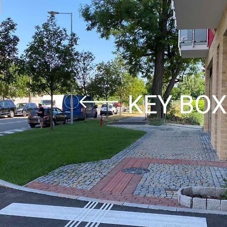 New Cozy 2 Room Pink Apartment Bratislava 058 Luaran gambar