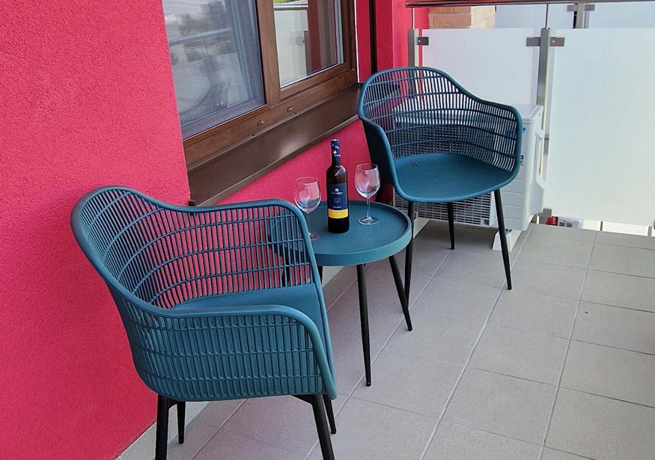 New Cozy 2 Room Pink Apartment Bratislava 058 Luaran gambar